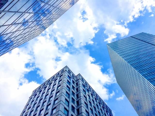 ビル街と青空