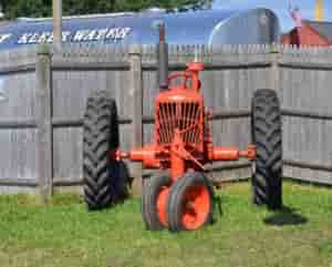 農業で使う赤い機械