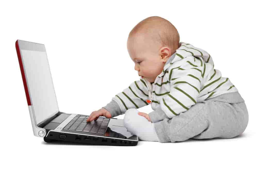 ノートパソコンを触る赤ちゃんアイキャッチ