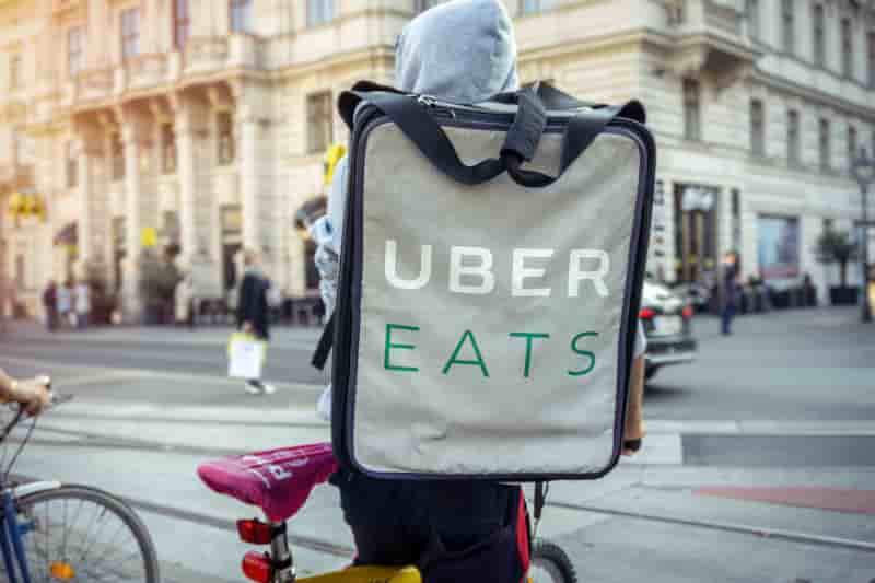 Uber Eats の運搬スタッフ